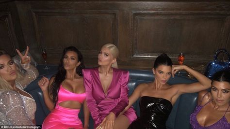 Sister, sister: The Kardashian/Jenner clan posed for several photos in a round booth Stylizacje Kylie Jenner, Kendall Ve Kylie, Stile Kylie Jenner, Stile Kendall Jenner, Look Kylie Jenner, Looks Kylie Jenner, Trajes Kylie Jenner, Mode Ulzzang, Estilo Kylie Jenner