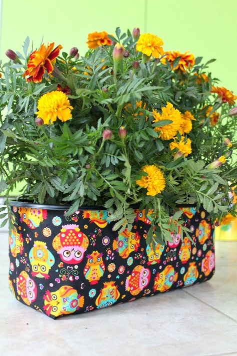 DIY Fabric covered planter - Recycle a large ice cream container into a fabric covered planter to instantly change the whole mood of your house. Makeup Storage Containers, Planter Cover, Vegetable Planters, Friends Diy, Plastic Planters, Decorated Flower Pots, Crafts To Make And Sell, Cheap Diy, Diy Planters