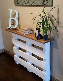 Full Bed. Full Heart.: Entryway Pallet Table Pallet Hall Table, Diy Home Decor Pallets, Pallet Furniture Ideas Living Room, Pallet Entry Table Diy, Palet Ideas Diy, Diy Pallet Furniture Easy, Small Pallet Projects Diy, Easy Pallet Projects For Beginners, Diy Pallet Projects For Beginners