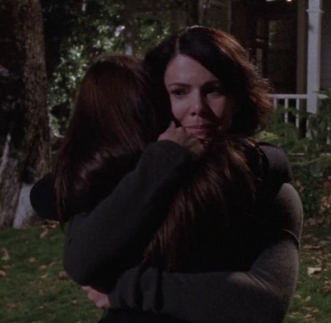 Lorelai & Rory Gilmore  "I love you mom"  "Kid you have no idea" Best Friend Hug, Babette Ate Oatmeal, Kaptan Jack Sparrow, Friends Hugging, Moms Best Friend, Alexis Bledel, Lauren Graham, Lorelai Gilmore, I Love You Mom