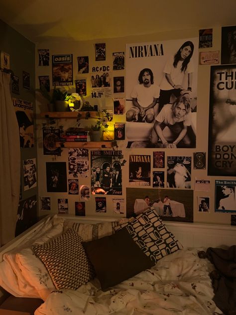 Edgy Room Ideas, Bedroom With Posters, Edgy Room, Grunge Room Ideas, Fake Vines, Grunge Bedroom, Rock Room, Zimmer Diy, New Facts