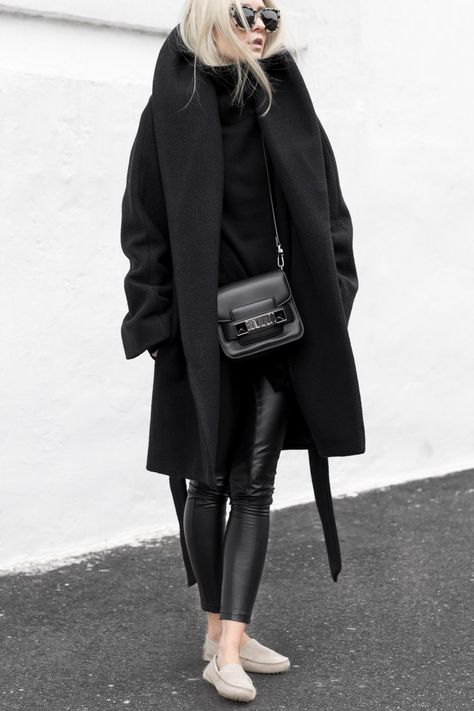 Minimalista Sikk, Svarta Outfits, Minimalist Moda, Look Legging, Woman In Black, Ținută Casual, Winter Trends, All Black Outfit, 가을 패션