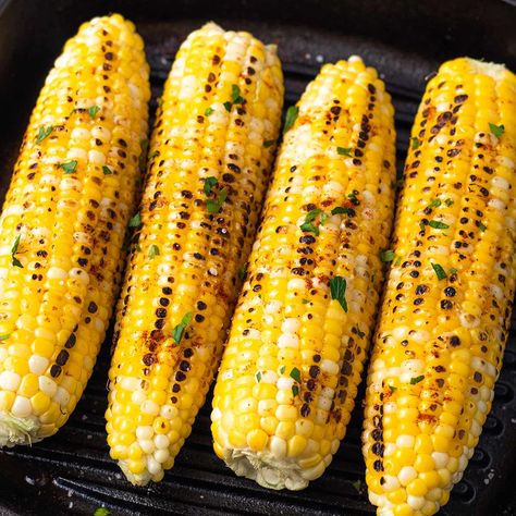 Grilling fresh corn on the cob is a delicious way to enjoy a sweet summer staple! This recipe is easy, quick, and can be made using an outdoor grill or a grill pan on the stove. How To Grill Corn On The Cob On Stove, Grilled Corn On Stove Top, How To Roast Corn On The Stove, Cast Iron Corn On The Cob, Pan Fried Corn On The Cob, Skillet Corn On The Cob, Grill Pan Recipes, Grilled Corn Recipe, Vegan Grilling Recipes