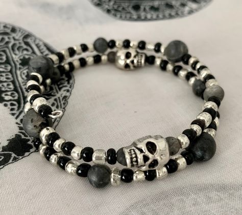 Skull Bead Bracelet Ideas, Grunge Bracelets, Emo Bracelets, Goth Bracelets, Edgy Bracelets, Gothic Bracelet, Edgy Jewelry, Jewelry Gothic, Wood Bead Bracelet