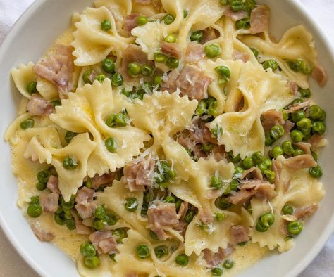 farfalle with peas, ham, and cream Essen, Pasta With Ham And Peas, Ham And Pasta, Salami Pasta, Farfalle Pasta Recipes, Pasta With Ham, Mostaccioli Pasta, Farfalle Recipes, Ham And Peas