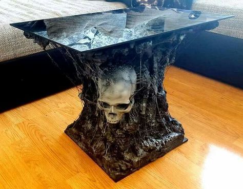 Skull coffee table Casa Rock, Skull Furniture, Goth Houses, Wal Art, Gothic Furniture, Horror Decor, Dark Home Decor, Goth Home, Goth Home Decor