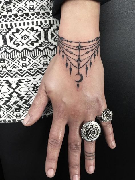 Tattoos Pulseras, Old Crow Tattoo, Wrist Bracelet Tattoo, Tato Henna, Hand And Finger Tattoos, Henna Tattoo Hand, Crow Tattoo, Inspiration Tattoos, Hand Tattoos For Women