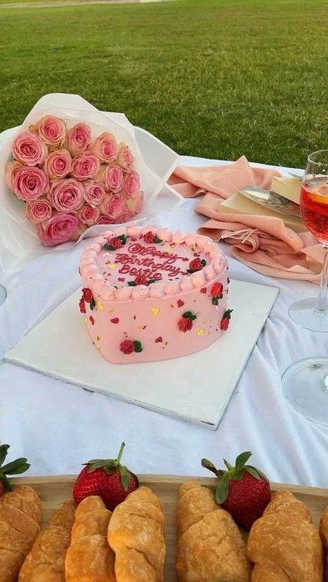 Picnic Video, Valentines Picnic, Cake Picnic, Picnic Date Food, Picnic Cake, Picnic Inspo, Aesthetic Picnic, Picnic Birthday Party, Picnic Aesthetic