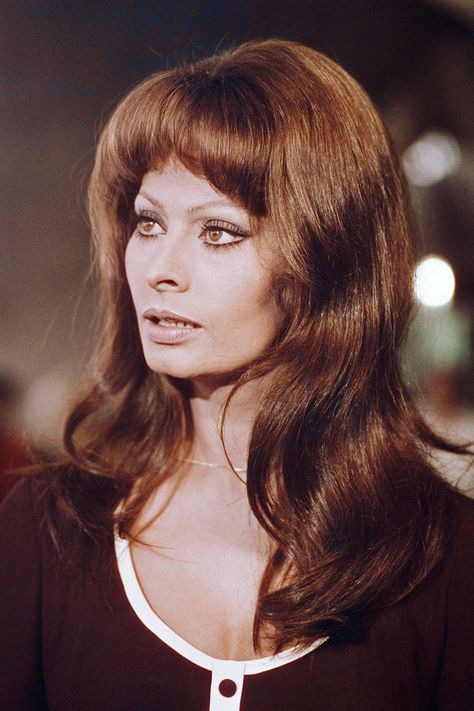 Sophia Loren's dark garnet hue worked perfectly with her olive complexion.    - ELLE.com Vintage Red Hair, Red Hair Celebrities, Olive Complexion, Lily Cole, Dramatic Hair, Sofia Loren, Kate Walsh, Italian Actress, Sophia Loren