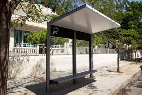 La empresa BKT nos presenta sus Paradas de autobús, los cuales ofrecen un espacio que resguarda a peatones en su tiempo de espera para tomar el transporte público. Bus Shelter Design, School Outdoor Area, Bus Stop Design, Bus Shelters, Guard House, Shelter Design, Outdoor School, Graphic Design Fonts, Wayfinding Signage