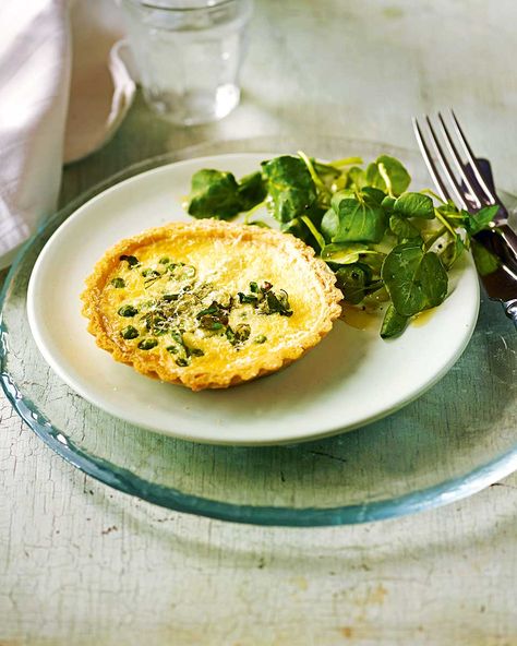 If springtime in a tart is what you're looking for, you'll find it in this easy pea, pesto and watercress tart recipe. Shepherdess Pie, Savoury Pie, Watercress Recipes, Dinner Pies, Savory Tarts, Savoury Pies, Pesto Salad, Pea Pesto, Mini Tarts