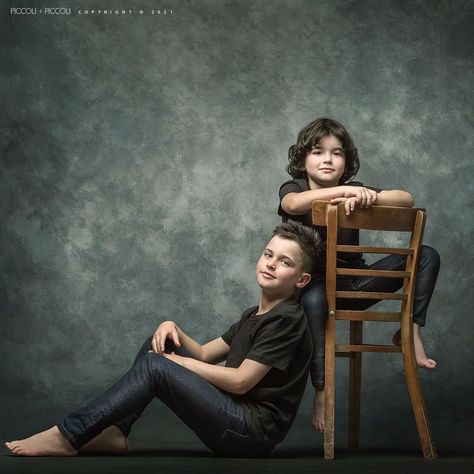 Piccoli Fine Art Portraits (@piccoliphotography) • Instagram photos and videos Creative Sibling Photography, Sibling Portrait Photography, Sibling Photography Studio, Family Portrait Poses Studio, Brothers Portraits, Brother Photography Poses, Siblings Portraits, Older Sibling Photography, Urban Family Photography