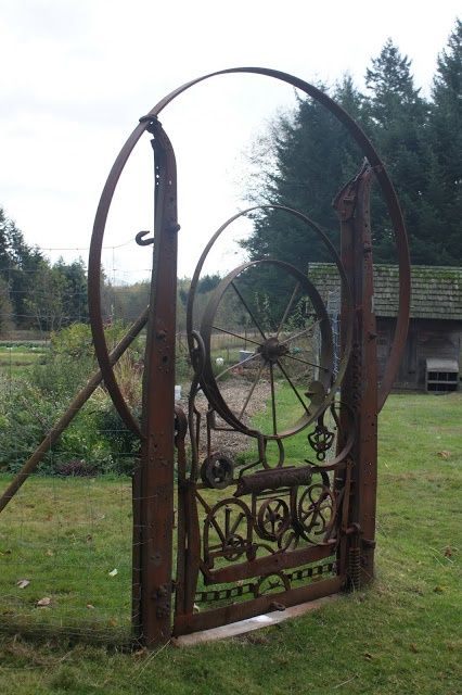 Gates Metal, Junk Metal Art, Garden Gates And Fencing, Metal Garden Gates, Recycled Garden Art, Metal Gate, Metal Gates, Meteor Garden 2018, Welding Art Projects