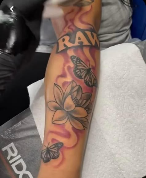 Lightly Shaded Tattoos, Shaded Tattoo Ideas, Girls Sleeve Tattoo Ideas, Fore Arm Tattoos Women, Pretty Tattoos Black Women, Cute Tattoos For Black Women, Tattoo Shading Ideas Backgrounds, Raw Tattoo, Tattoos With Color