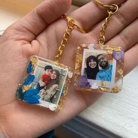 Resin Small Projects, Resin With Photo Inside, Resin Photo Crafts, Resin Photo Keychain, Unique Resin Ideas, Resin Gift Ideas, Diy Crafts Keychain, Diy Resin Gifts, Diy Resin Phone Case