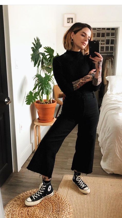 Pants With Converse, High Top Converse Outfit, Converse With Dress, Perfect Iced Coffee, Fashion Outfits Winter, Pleated Wide Leg Pants, Cropped Wide Leg Pants, Black Converse, Outfits With Converse