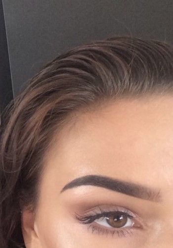 Brow perfection. Round Face Eyebrows, Soft Angled Eyebrows, Eyebrows For Round Face, Angled Eyebrows, Fleek Eyebrows, Eyebrow For Round Face, Soft Eyeshadow, Eyebrow Hacks, How To Draw Eyebrows