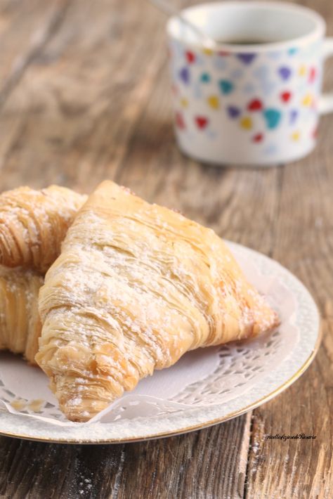 Sfogliatelle con pasta fillo facili e veloci | ricettesfiziosedirosaria Philo Dough, Pasta Filo, Pasta Fillo, Cookies Pastry, Desserts Vegan, Cannoli, Frappe, Wiener, Scones