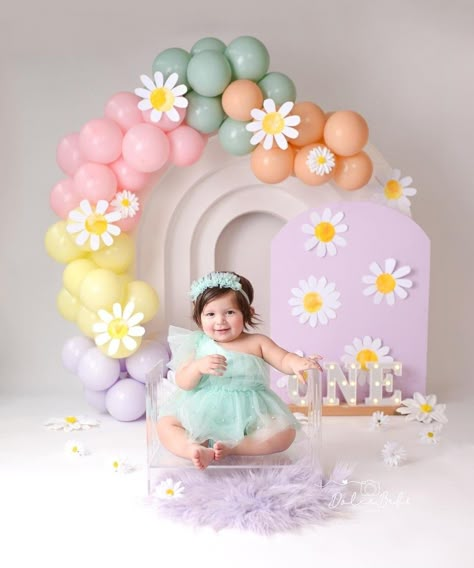 Baby First Birthday Themes, Baby Birthday Party Theme, Baby First Birthday Cake, Baby Birthday Decorations, Daisy Party, 1st Birthday Photoshoot, Baby Birthday Themes, Simple Birthday Decorations, Birthday Party Theme Decorations