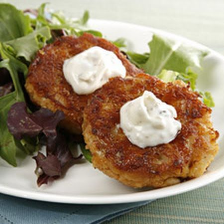 Mother's Crab Cakes, Robert DuVall- honestly, one of the best crab cake recipes ever Maryland Crab Cakes, Crab Cake Recipe, Remoulade Sauce, Fish Cakes, Dill Sauce, Salmon Cakes, Crab Recipes, Fish Cake, Fresh Dill