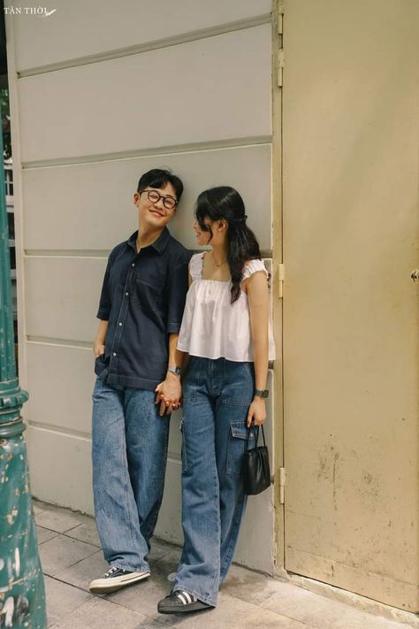 Street Prenup Photo Ideas, Photoboard Wedding, Couple Matchy Outfits, Couple Street Photography, Photobox Pose, Matchy Outfit, Pre Wedding Photoshoot Theme, Couple Ootd, Prenup Photos Ideas