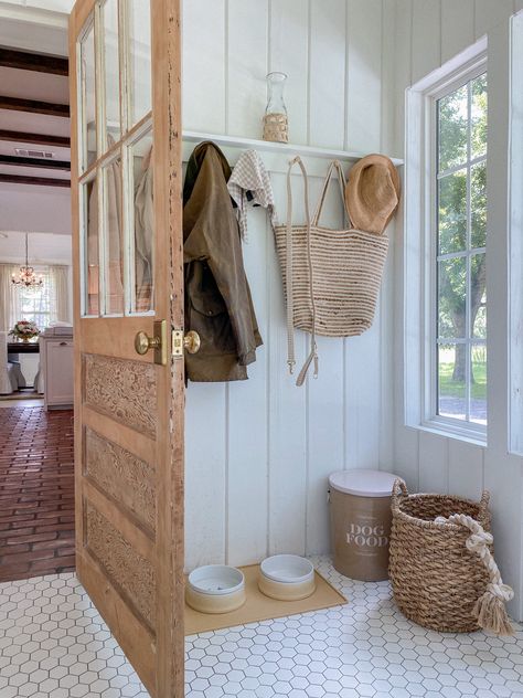 Farmhouse Mudroom, Fall Creek, Dog Rooms, House Inspo, House Inspiration, My Dream Home, White Walls, Home Decor Inspiration, Cozy House