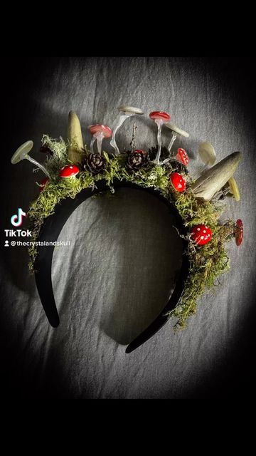 Lin Lytton 🇮🇪 Ireland on Instagram: "This magical woodland headband is sold 🍄 but if anyone is interested in something similar dm me 🦌 🍄 This was created on a thick black headband. I went with a simple woodland scene with ethically sourced antler tips, dried moss, acorns and magical mushroom lights which I made myself ☺️🍄 Forest foliage gathered, dried and gifted to me by @irish.rooted.nature 🌲 Head over to my Etsy shop TheCrystalAndSkull for more goodies 💀🦌🍄 #headband #cosplay #fantas Woodland Headband, Woodland Costume, Pagan Makeup, Witch Headband, Antler Crown, Forest Foliage, Magical Mushroom, Magical Woodland, Mushroom Lights