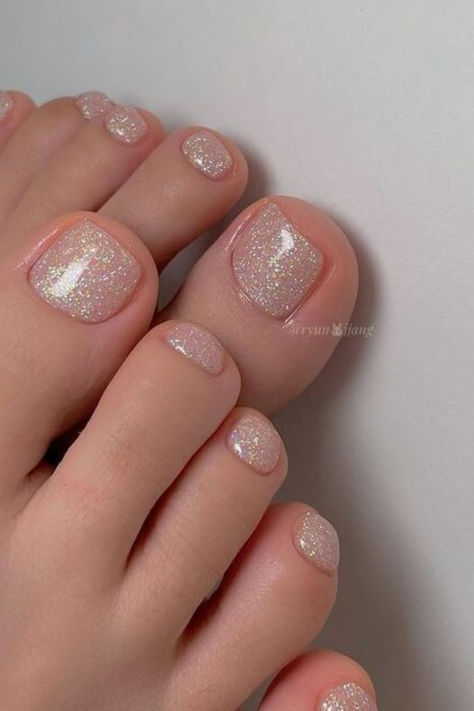 Pedicure For Green Dress, Rose Gold Toenails, Short Round Wedding Nails, Valentine’s Day Toes Nails, Sheer Sparkly Nails, Silver Toes Pedicure, Toenails For Wedding, Pedicure For Bride, White And Gold Toe Nails