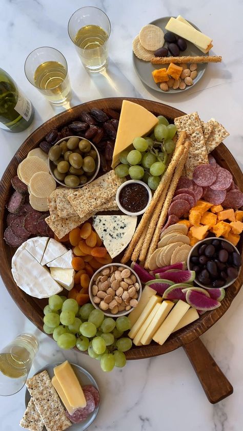 The Best Charcuterie Board, Best Charcuterie Board, Charcuterie Inspiration, Party Food Platters, Charcuterie And Cheese Board, Cold Appetizers, Charcuterie Recipes, God Mat, Cheese Platters