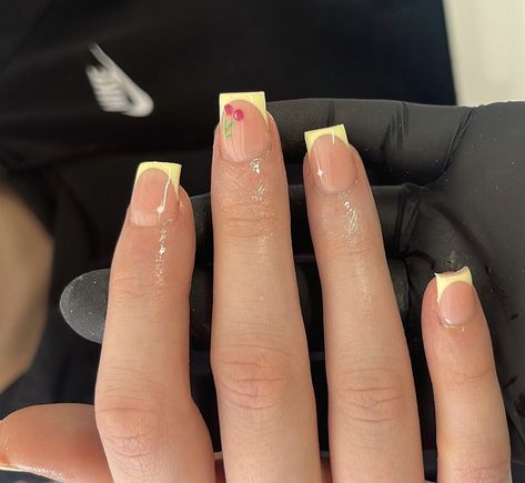 Natural Nails Manicure Spring, Gel Polish Nails Natural, Summer Short Nails Square, Gel X Natural Nail Designs, Cute French Tip Design Nails, Acrylic Nails Short Square Design, Cute Back To School Nails Square, Yellow French Tip Square, Short Nails No Tips