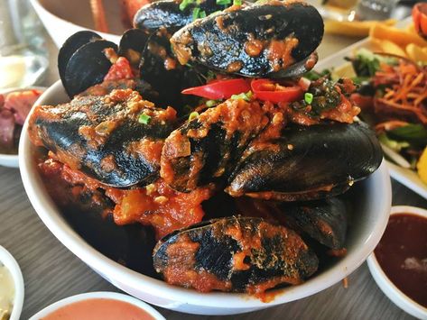 Australian Style CHILLI MUSSELS,  mussels in a fresh chile and tomato wine sauce. Mussel Meat Recipe, Mussels Recipe Pasta, Mussels Recipes, Chilli Mussels, White Wine Pasta Sauce, Curry Mussels, Baked Mussels, Marinara Recipe, Linguine Recipes