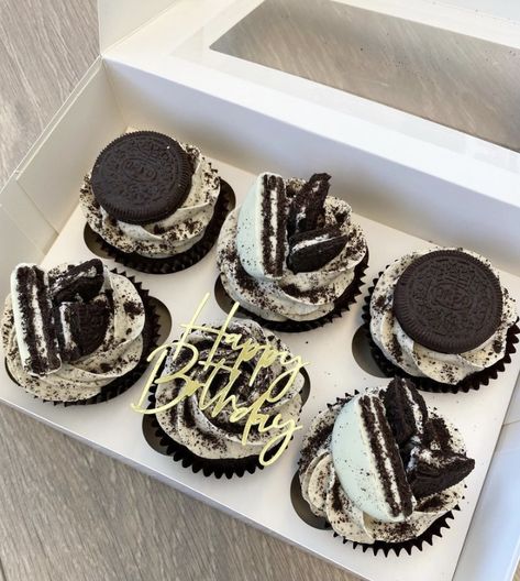 #oreo #cookiesandcream #birthday #cupcakes Manly Cupcakes Ideas For Men, Birthday Cake Cupcakes Ideas, Oreo Birthday Cupcakes, Husband Birthday Cupcakes, Cupcakes Decoration For Men, 40th Cupcakes Men, Oreo Cupcakes Decoration, Cupcake Buisness Ideas, Cupcake Business Ideas