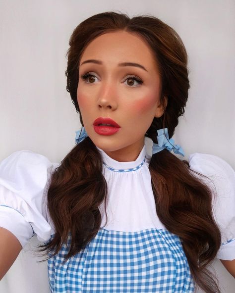 G i n a B o x ♡’s Instagram profile post: “Dorothy 👠 Wizard of Oz. . There’s no place like home! Who else loved Wizard Of Oz when they were younger? I use to watch it sooo many…” Gold And Brown Eye Makeup, Makeup Looks Soft, Fairy Halloween Makeup, Dorothy Halloween Costume, Easy Halloween Makeup Ideas, Halloween Fashion Outfits, Mermaid Makeup Halloween, Cat Halloween Makeup, Easy Halloween Makeup