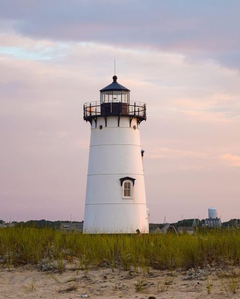 Martha’s Vineyard Travel Guide: a historic town filled with scenic beaches, fresh food, diverse personalities, and local charm. Here’s 9 things for the perfect long weekend spent in Massachusetts this summer! Link in bio for full guide ✍🏼 1. Biking tour of the Aquinnah Cliffs 🚴‍♀️ 2. Stop and smell the flowers at West Tisbury Farmer’s Market 💐 3. Shop for one of a kind pieces like this MV Market bag at @shopslate 4. Lunch @gardeeast 🐟🍽️ 5. Explore Edgartown Beach and Lighthouse 6. Check o... Marthas Vineyard Lighthouse, Aquinnah Marthas Vineyard, Marthas Vineyard Summer Aesthetic, Aquinnah Cliffs, Martha Vineyard, Grad Trip, Stop And Smell The Flowers, Summer Vision, Martha’s Vineyard