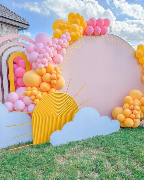 Sunshine Birthday Theme, Luxury Event Decor, Sunshine First Birthday, Sunshine Birthday Parties, First Trip Around The Sun, Sunshine Baby Showers, Baby Birthday Themes, 1st Birthday Party Themes, Sunshine Birthday