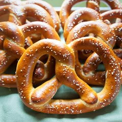 Gluten Free Pretzel Recipe, Vegan Soft Pretzel Recipe, Vegan Soft Pretzels, Gluten Free Soft Pretzel Recipe, Pancreatic Diet, Soft Pretzels Recipe, Gluten Free Soft Pretzels, Super Bowl Snacks, Soft Pretzel Recipe