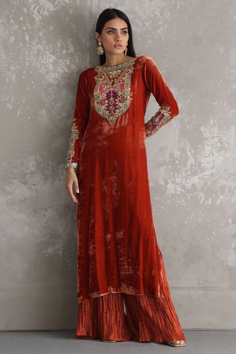 Latest Velvet Dresses, Shadi Mubarak, Velvet Pakistani Dress, Long Kameez, Casual Bridal Dress, Velvet Suit Design, Pleated Culottes, Velvet Dress Designs, Latest Dress Design