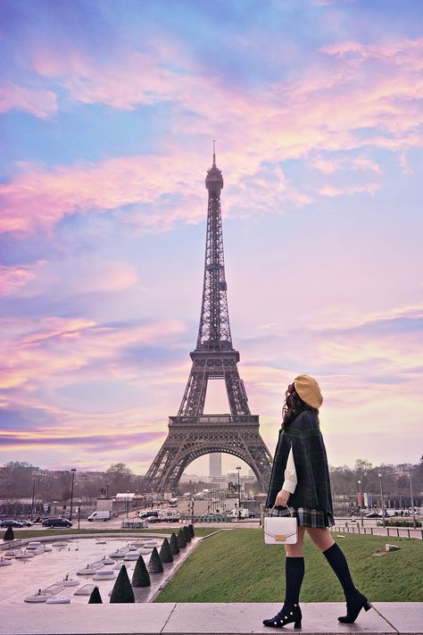 Tour Eiffel Outfit, Eiffel Tower Poses, Eiffel Tower Picture Ideas, Eiffel Tower Outfit, Paris Photo Ideas, Girl In Paris, Eiffel Tower Photography, Paris Travel Photography, Paris Dream