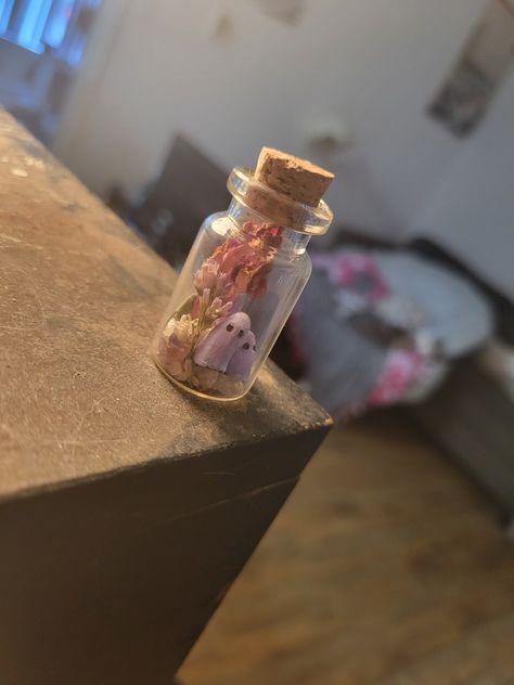 Small Jar with baby's breath and purple dragon snap dried flowers. 3 mini ghosts with lavender hue on top of rose quarts and amethyst chips. Small Glass Jar Decorating Ideas, Mini Jars Ideas, Small Jars Ideas, Small Glass Jar Crafts, Mini Jar Crafts, Tiny Jar Crafts, Glass Jar Decorating Ideas, Jar Decorating Ideas, Crafts With Glass Jars