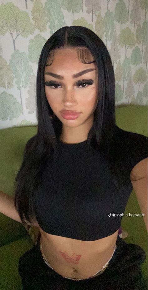 Hair Down Edges, No Makeup Baddie, Baddie Pictures Aesthetic, Long Hair Baddie, Black Hair Baddie, Natural Baddie Makeup, Ig Baddie Hairstyles, Baddie Ig Pics, Hairstyles For Baddies