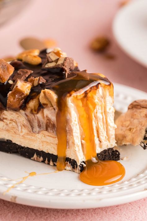 Snickers Cheesecake No Bake, Snicker Pie, Refrigerator Pies, Snickers Cake Recipe, No Bake Snickers Cheesecake, Party Tapas, Snickers Ice Cream Cake, Snickers Dessert, Snickers Pie