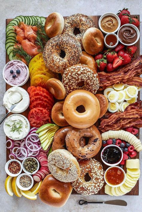 Brunch Boards, Breakfast Charcuterie, Holiday Charcuterie, Breakfast Platter, Charcuterie Inspiration, Snack Board, Charcuterie Recipes, Idee Pasto Sano, Brunch Party