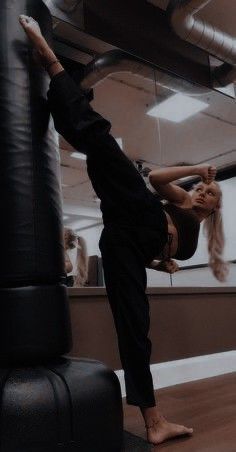 Women Martial Arts Aesthetic, Karate Vision Board, Women Kickboxing Aesthetic, Bodyguard Aesthetic Girl, Kickbox Aesthetic, Mma Girl Aesthetic, Training Aesthetic Combat, Muy Thai Aesthetic, Mma Women Aesthetic