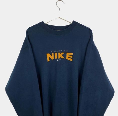 Hoodies Nike Vintage, Retro Nike Hoodie, Aesthetic Crew Neck, Nike Hoodies For Women Vintage, Pull Vintage Nike, Nike 90s Outfit, Vintage Crewneck Aesthetic, Old Nike Clothes, Vintage Hoodies 90s