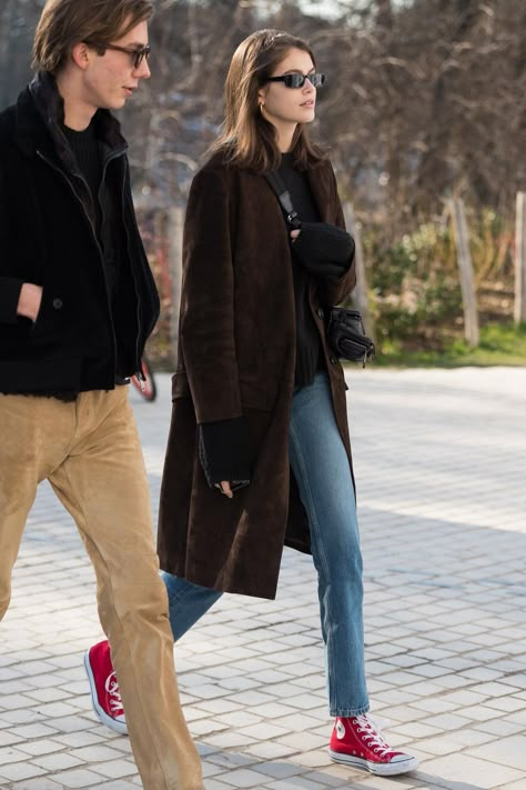 Kaia Gerber Boots Outfit, Kia Gerber Style, Kaia Gerber Converse Outfit, Kaia Gerber Converse, Kaia Gerber Athleisure, Kaia Gerber Outfits, Teenage Kaia Gerber, Louis Vuitton Foundation, Kaia Gerber Street Style