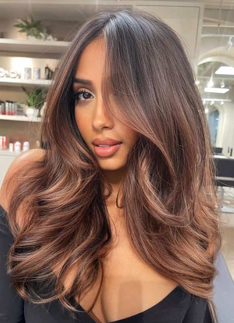 Hair Colors For Hispanics, Highlights For Dark Brown Hair Tan Skin, Hair Dye On Brown Skin, Copper Brown Balayage Brunettes, Hair Color Ideas For Mexican Women, Hair Color Ideas Dark Skin, No Bleach Hair Color For Dark Hair, Cappuccino Brown Hair, Hair For Brown Skin