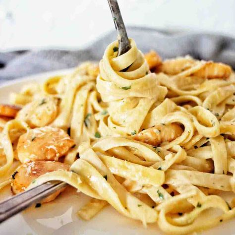 Fettuccine Alfredo With Scallops is a quick and easy recipe! With succulent, juicy scallops, al dente pasta and a creamy parmesan sauce. Scallop Alfredo, Linguine Alfredo, Seafood Pasta Dishes, Ink Pasta, 2024 Meals, Food Dinners, Creamy Parmesan Sauce, Florida Food, Shrimp Recipes For Dinner