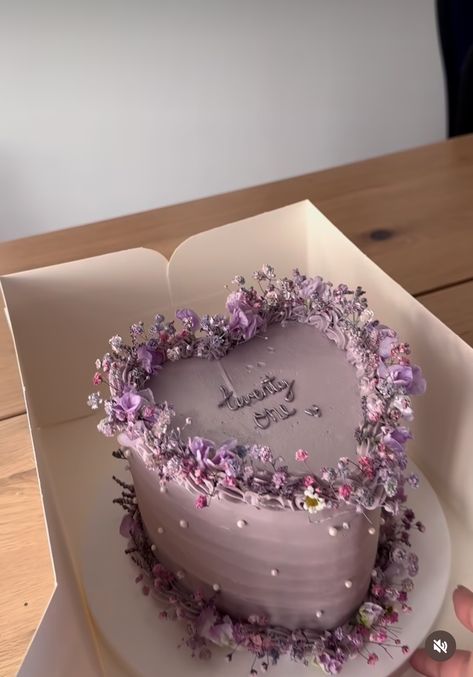 Aesthetic Cakes For Girl, 21st Birthday Ideas Purple, Bday Cakes Aesthetic Purple, Sweet 16 Cake Purple, Purple Cake Birthday, Lavender Birthday Party, 23 Birthday Cake Ideas, Aesthetic Bday Cake, Lavender Cakes