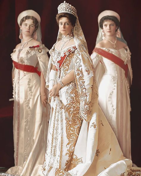 Empress Alexandra Feodorovna, Empress Alexandra, The Romanovs, Russian Dress, Tatiana Nikolaevna, Royal Family Portrait, Romanov Sisters, Anastasia Romanov, 1870s Fashion