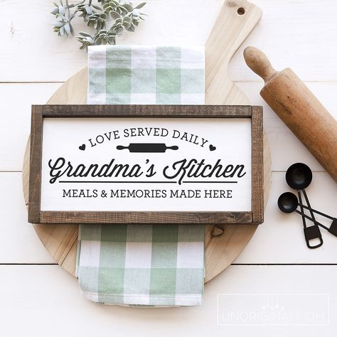 Grandma Kitchen Quotes, Grandma's Kitchen Sign, Personalized Kitchen Signs, Cricut Kitchen Ideas, Kitchen Sign Ideas, Diy Kitchen Signs, Cricut Learning, Spring Chalkboard Art, Spring Chalkboard